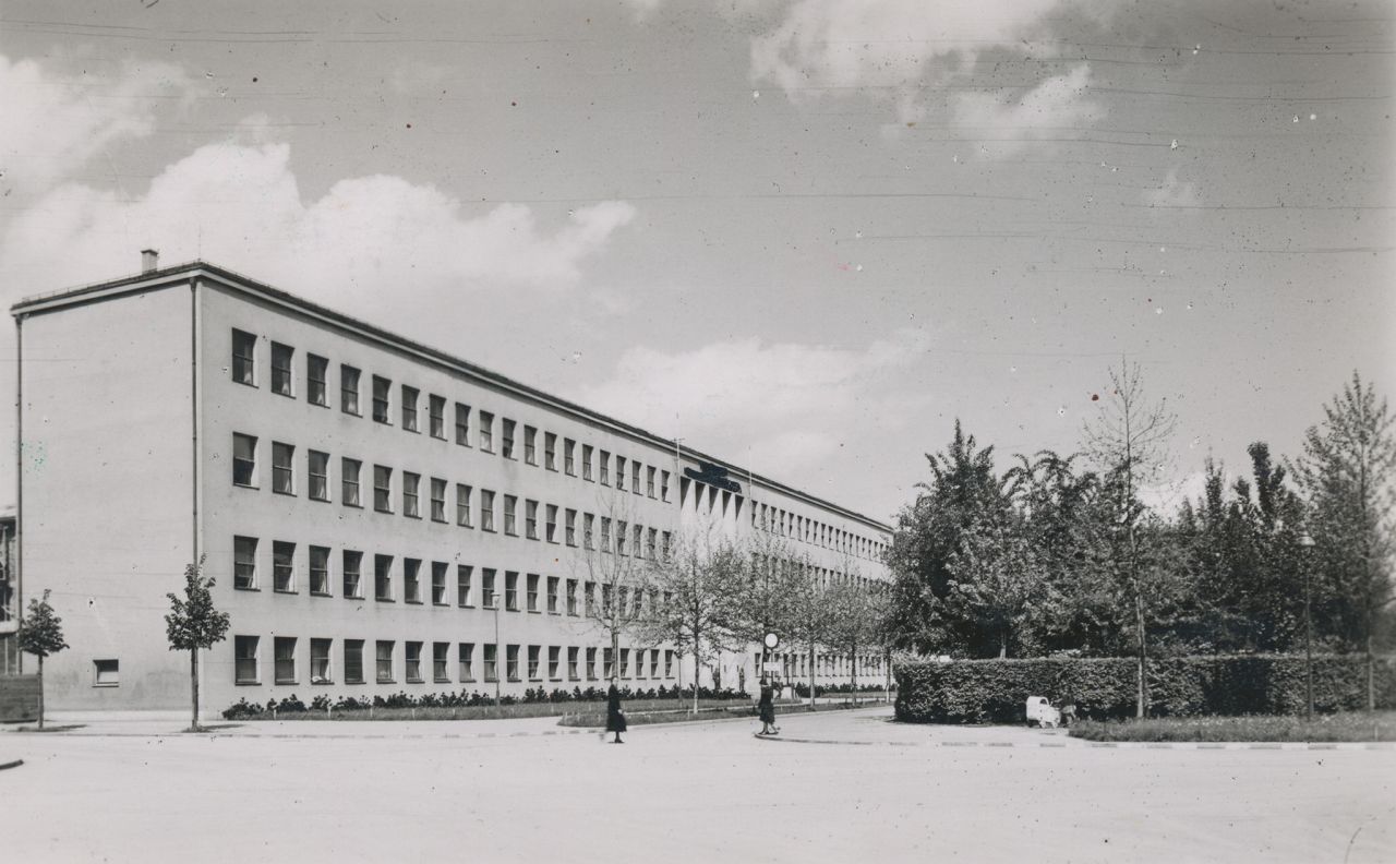 Trg kralja Petra Krešimira IV oko 1943. godine. Državna trgovačka gimnazija